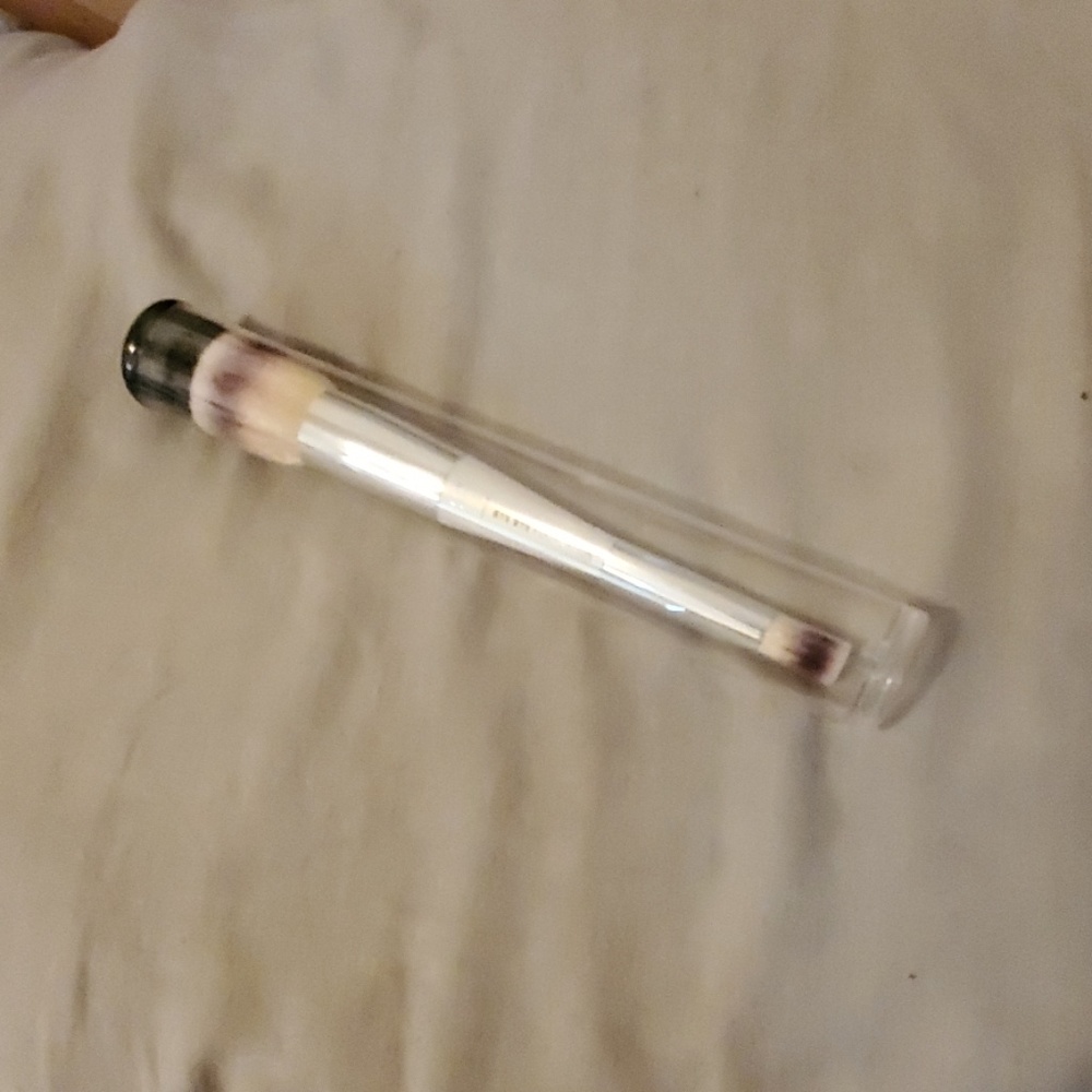 IT Bye Bye foundation duo brush